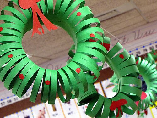 Construction paper wreath craft. Step-by-step tutorial!