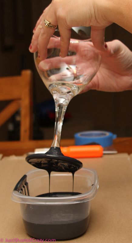 DIY: chalkboard paint on party glasses….that's how they do it! Much easier