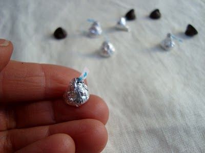 Elf leaves miniature kisses (made from chocolate chips) Even lazy me will do thi