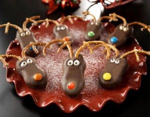 Fun Christmas snack idea! I bet you could make it by melting chocolate chips and