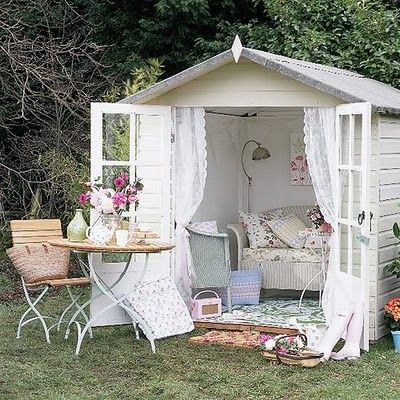 Garden shed lost in the corner of the yard – dreamy…