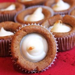 Gingerbread cupcakes filled with cream cheese