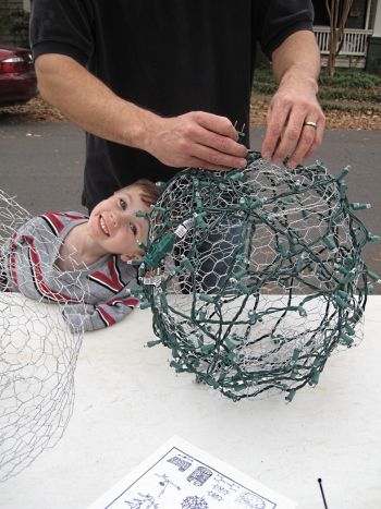 How to Make those GREAT big Light Balls u see in trees during Christmas!! Charlo