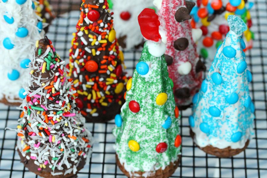 Instead of gingerbread houses: Turn ice cream cones into christmas trees & d