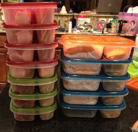Laura, Chief Mom of Momables, packs lunches on Sunday for the whole week! There