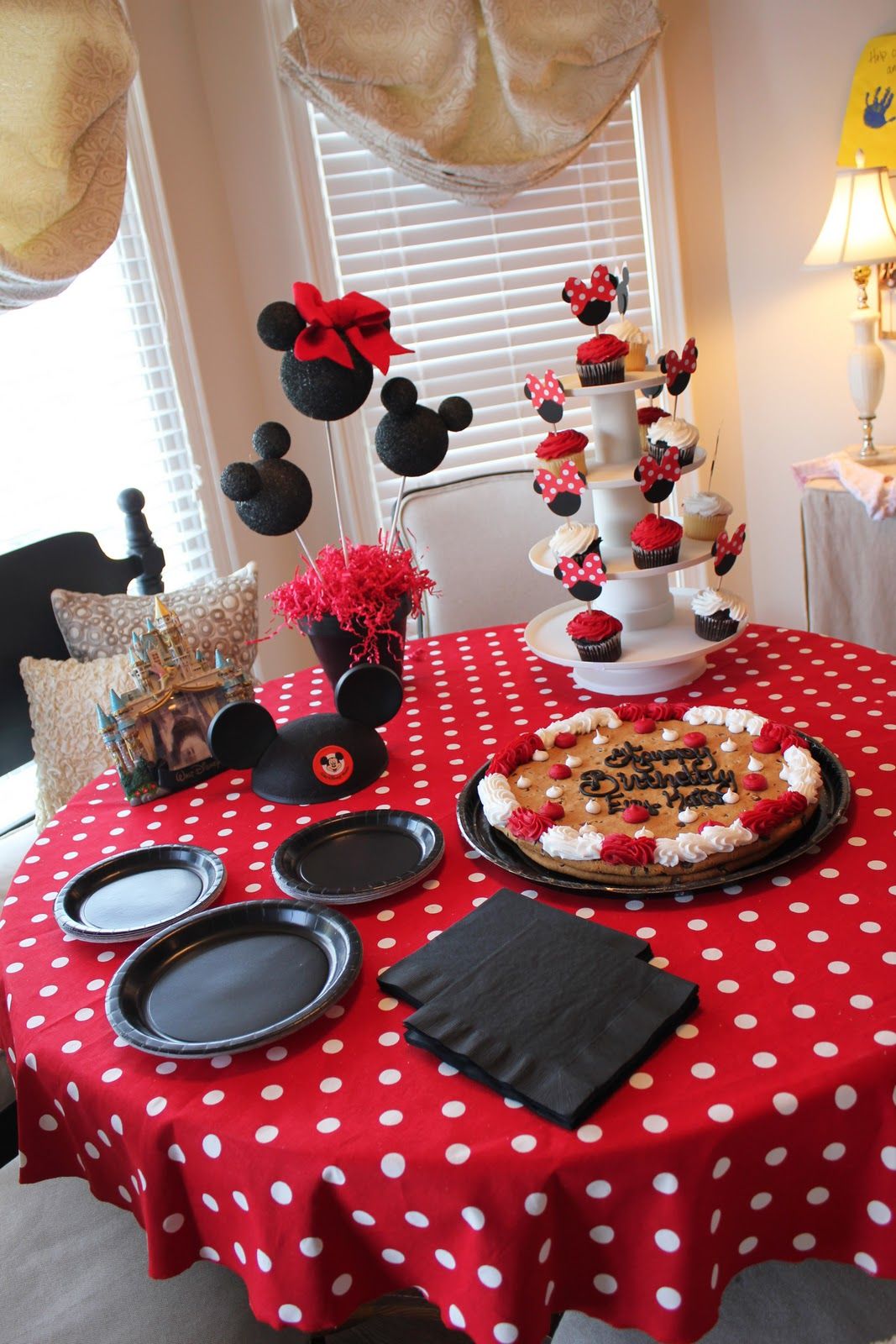 Mickey Mouse party cupcakes and decor!  I love it
