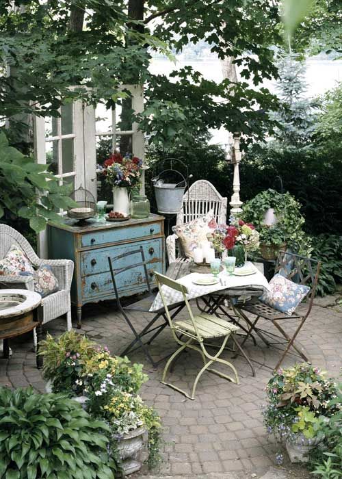 Outdoor decor – Love the mirrored french doors as a backdrop/divider behind the