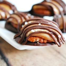 This quick and easy recipe for salted caramel turtles only requires four ingredi
