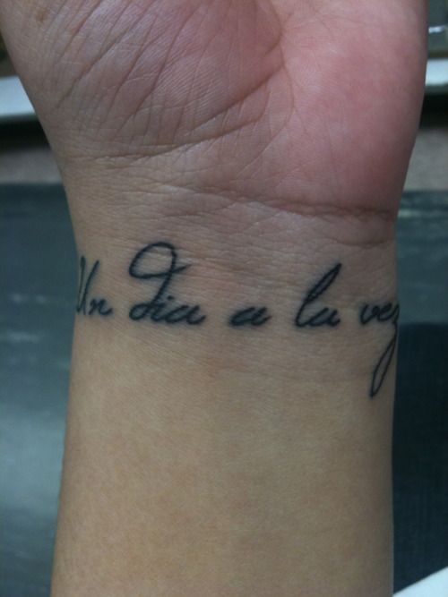 This tattoo says “Un dia a la vez” which means “One day at a t