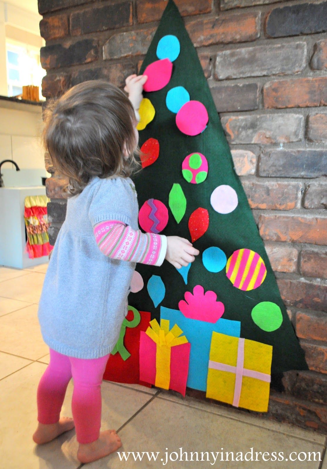 Ucreate with Kids: Christmas Tree Craft: Felt Christmas Tree…great for pre