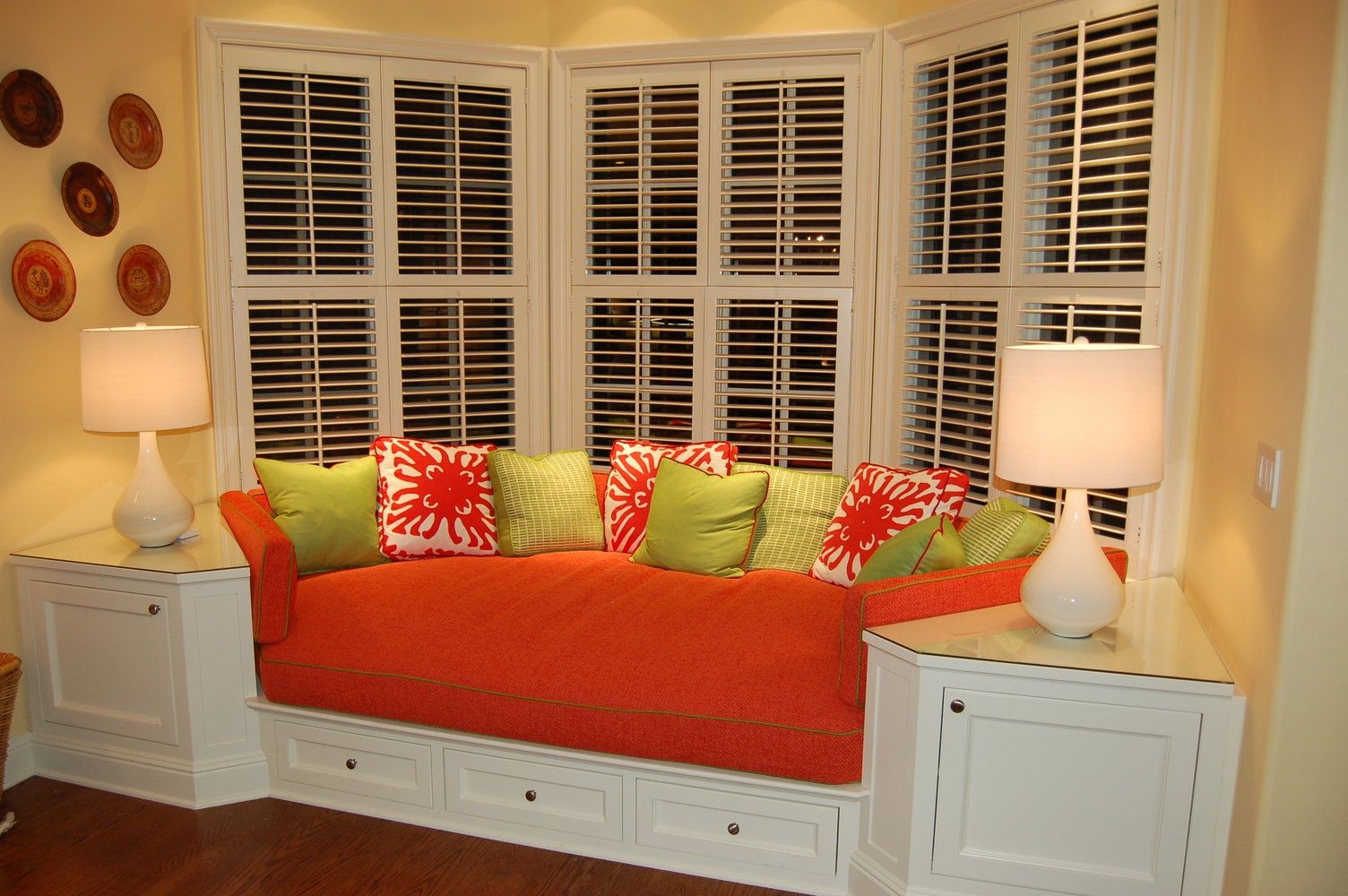 comfy bay window seat. Love the end tables built in