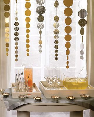 cut circles from metallic Christmas paper for hanging decor  #holidayentertainin