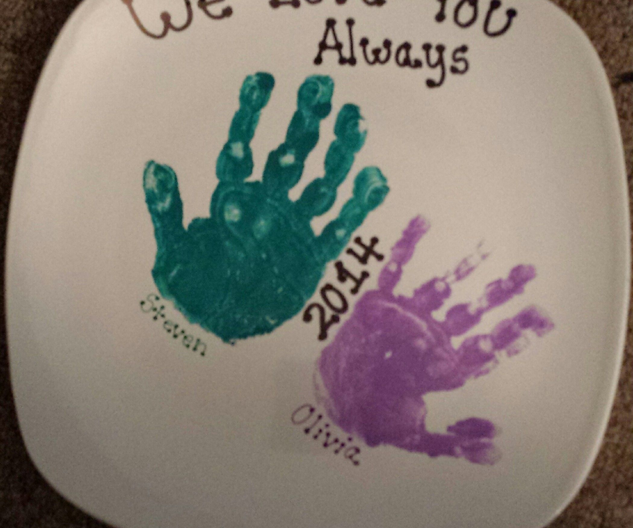handprint gift for the grandparents or parents -   Handprint plates ideas