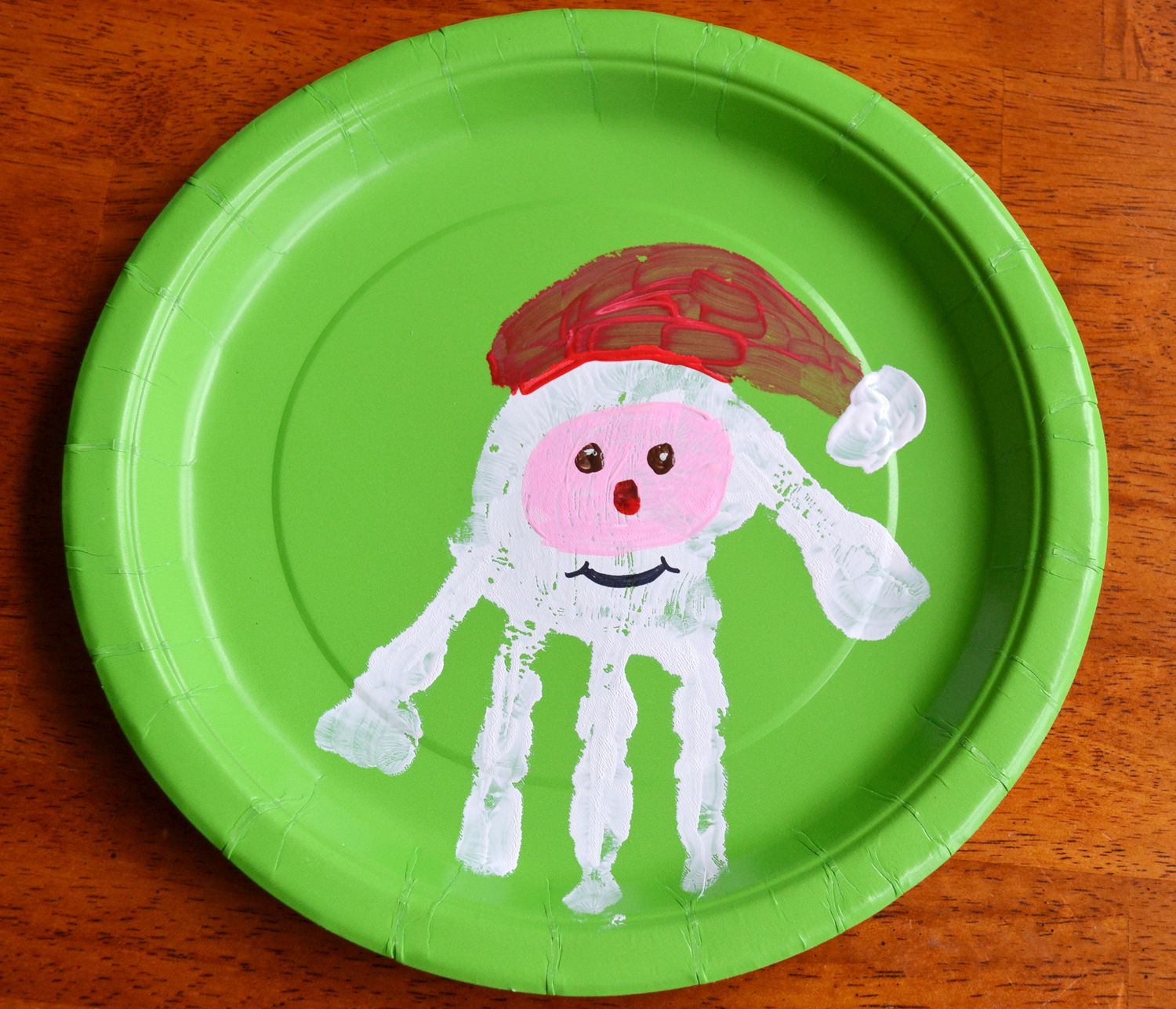 Use your child’s hand to make a handprint on the green plate ... -   Handprint plates ideas