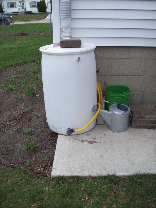 homemade rain barrel from the Wisconsin Vegetable Gardeners- meet them here then