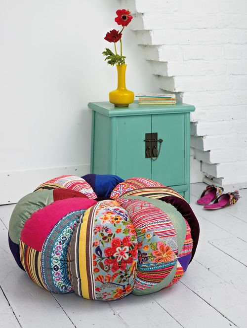 love this floor pillow…and it's easy to make!