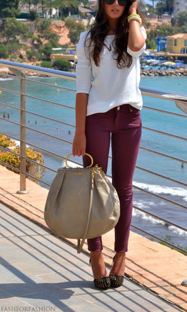 raspberry jeans + huge beige bag