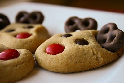 reindeer cookies , so cute! Could make this a Holiday Cookie tradition.