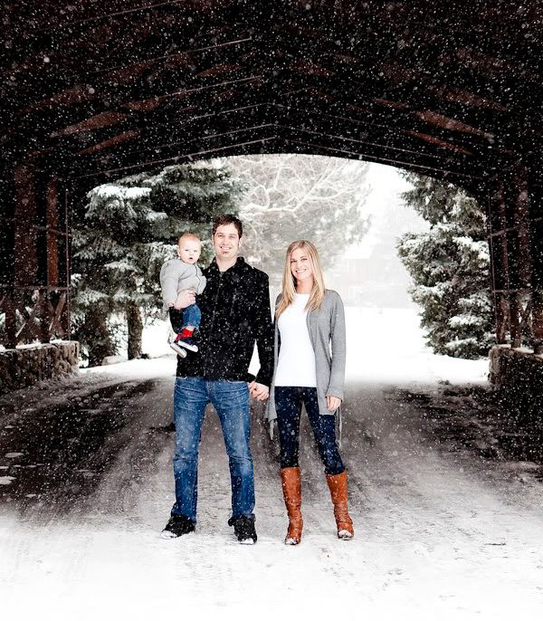 snow-family – like the colors in their outfits, Christmas picture idea