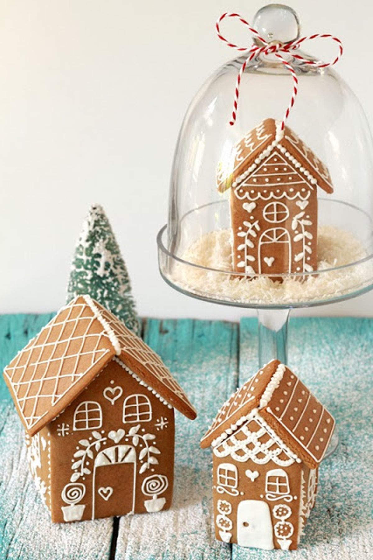 Snow Globe Gingerbread Houses -   Cristmass Gingerbread and Pretzel Houses Ideas