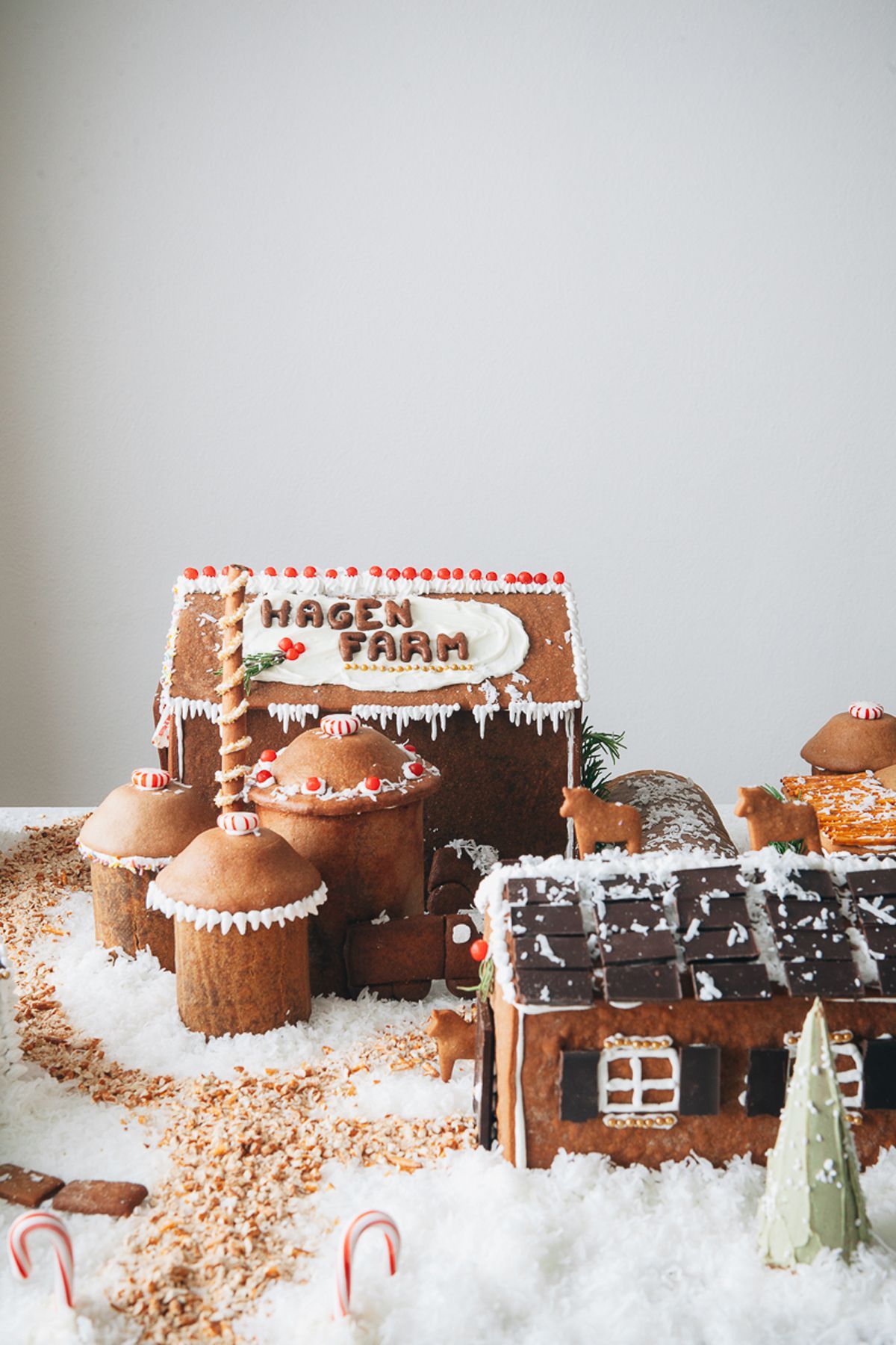 Family Farm -   Cristmass Gingerbread and Pretzel Houses Ideas