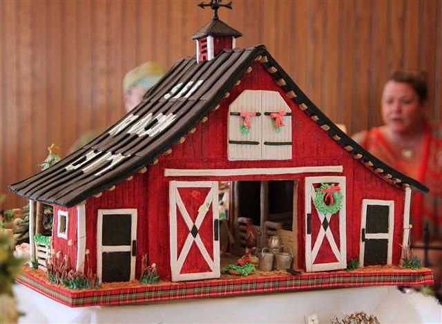 Holiday Hoedown -   Cristmass Gingerbread and Pretzel Houses Ideas