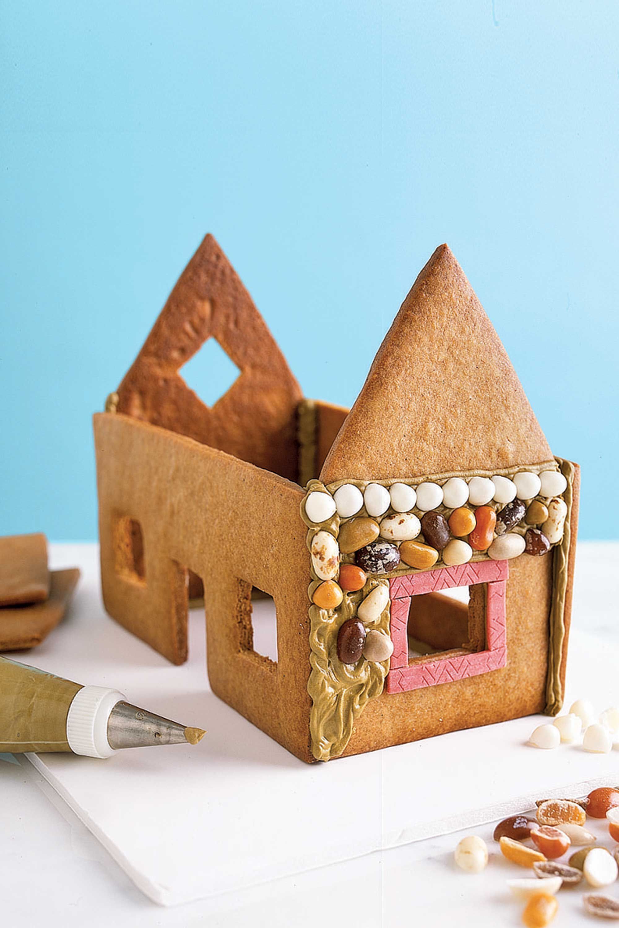 Trim Your Gingerbread House -   Cristmass Gingerbread and Pretzel Houses Ideas
