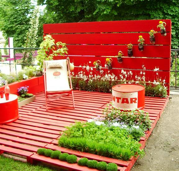 whoa … a pallet deck … with garden!