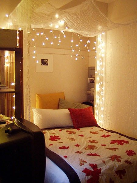 15 ways to hang Chrismas lights in a bedroom