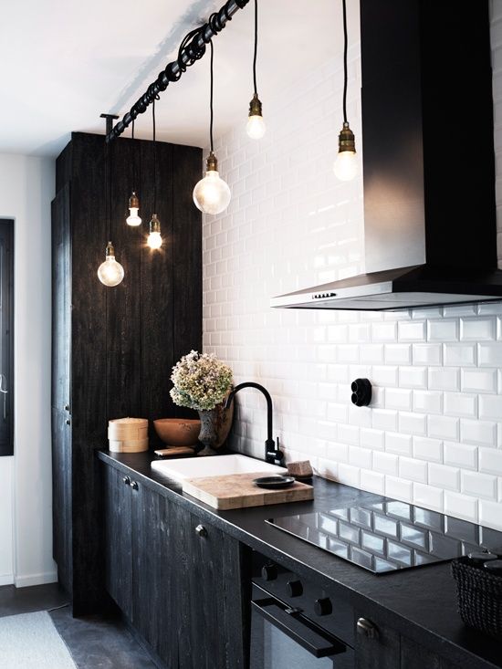 Black and white kitchen. Learn how to decorate with black in your home @BrightNe