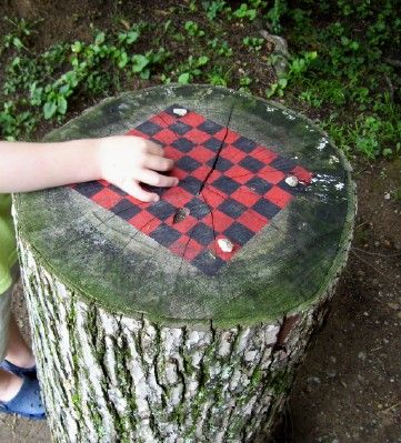 "Checkers board painted on a tree stump - ♥ this clever idea for crea
