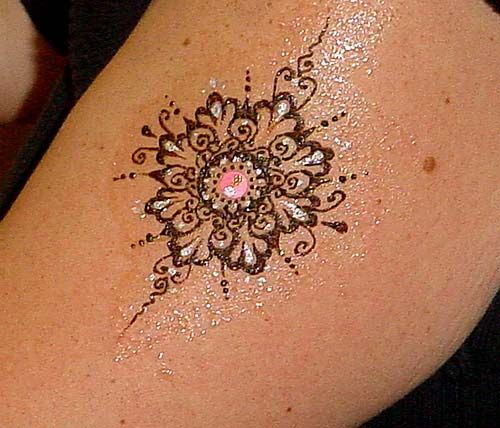 Henna Tattoo – I could see this at the bottom of my neck