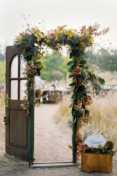 Oh this would be SO cool for the bride’s end of an outdoor wedding- The door ope