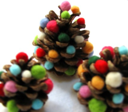 Pine cones + pom popms = Christmas trees!