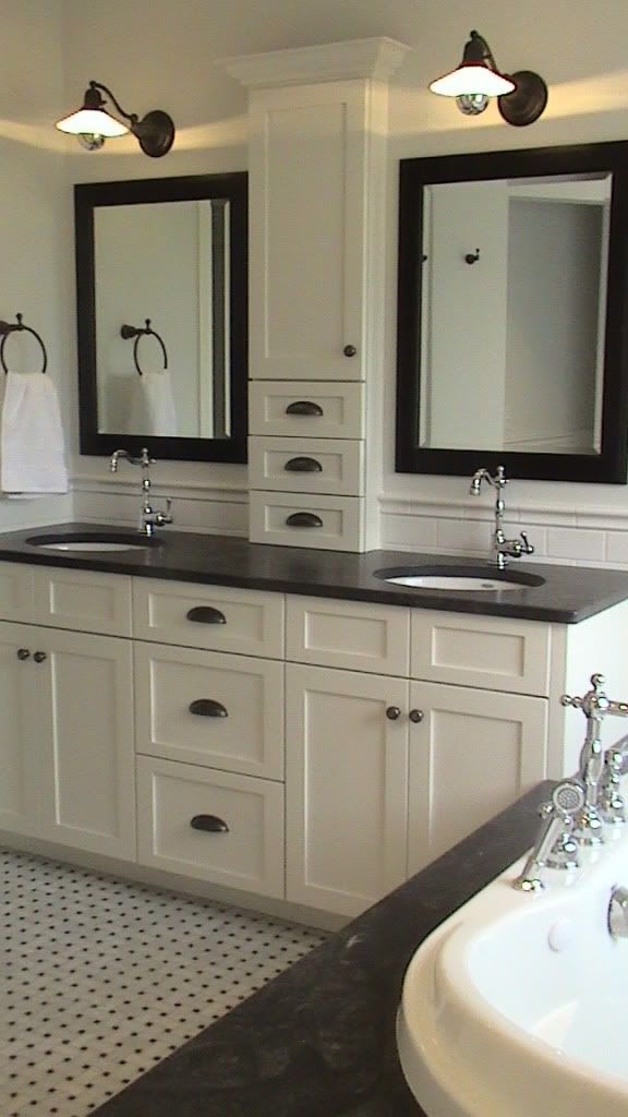 Storage between the sinks and NOTHING on the counter!