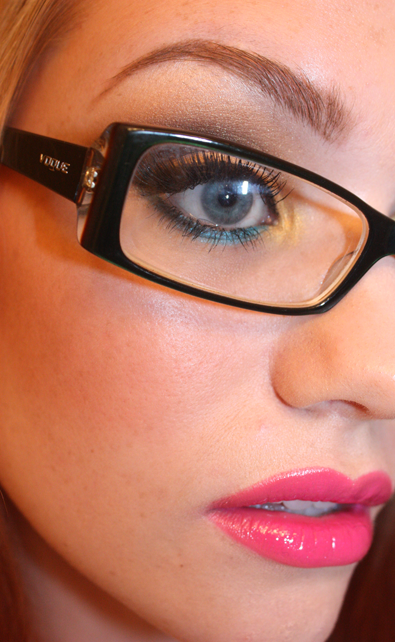 TIPS FOR WEARING MAKEUP WITH GLASSES. Who knew?!