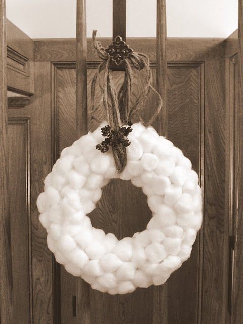christmas winter Cotton Ball Wreath. So pretty and it looks like fluffy snow and