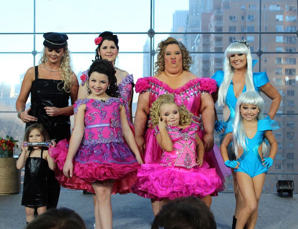 Bizarre spectacle! Twisted mothers dressed their daughters’ costumes