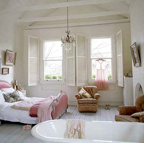 Bathtub in the bedroom, love the idea.