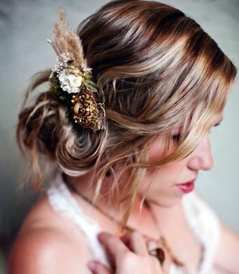 DIY hair accessory made from vintage broaches, preserved flowers and natural mat