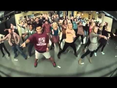 The Big Bang Theory casts does a quick "Call Me Maybe" flash mob, foll