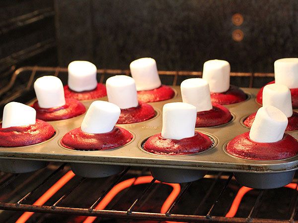 Make amazing frosting by just putting a large marshmallow on your cupcakes for the last five minutes of baking. -   Baking Life-Hacks Everybody Needs To Know
