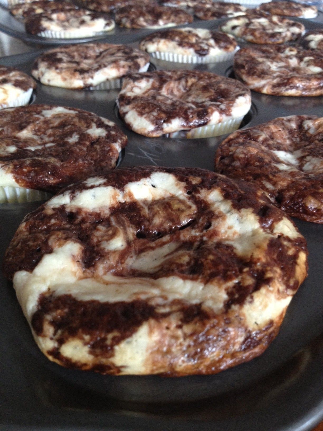 Can you believe that this is SKINNY?? Chocolate Cheesecake Cupcakes (black botto