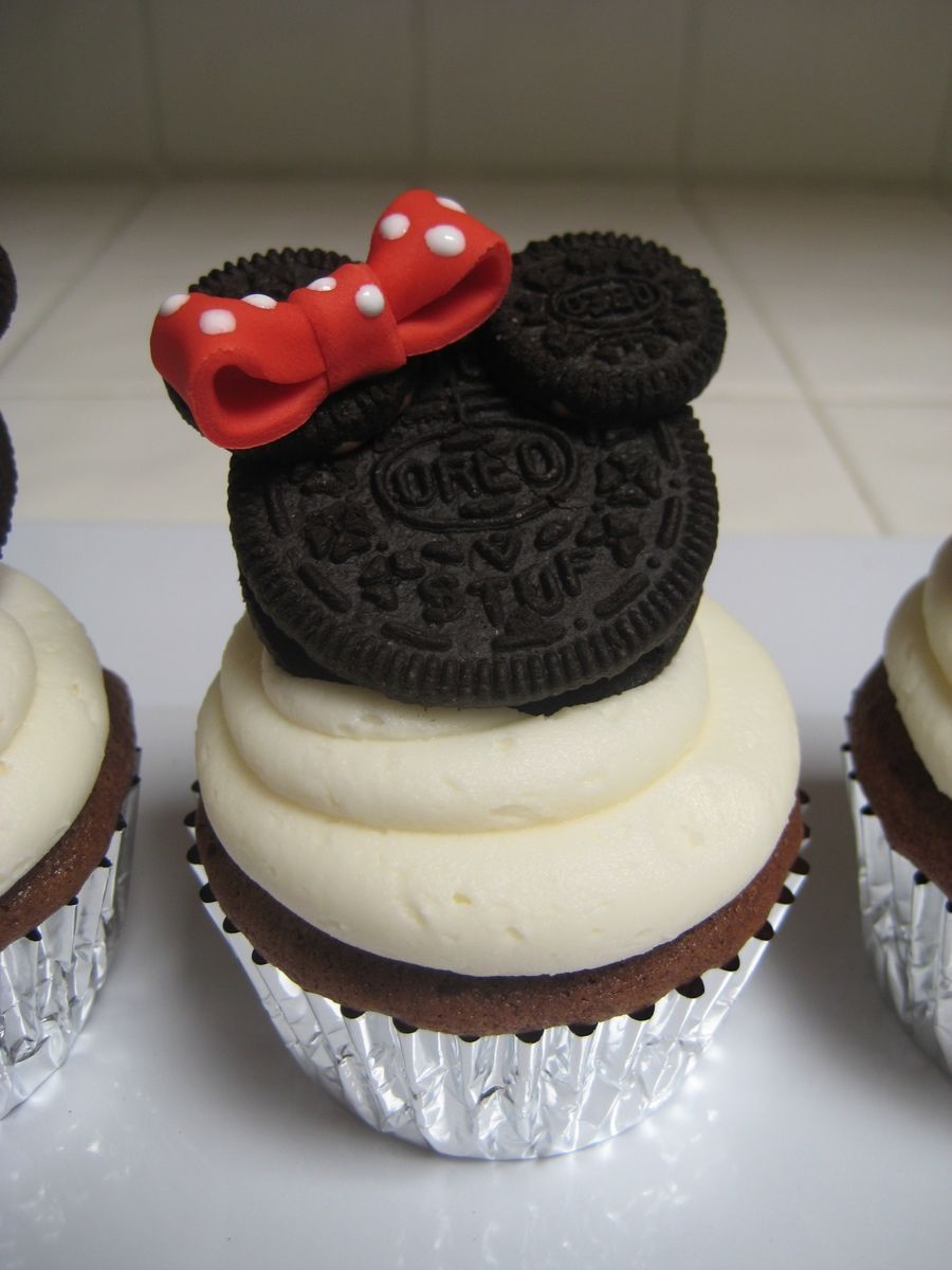 Cute Minnie Mouse Oreo Cupcakes!!
