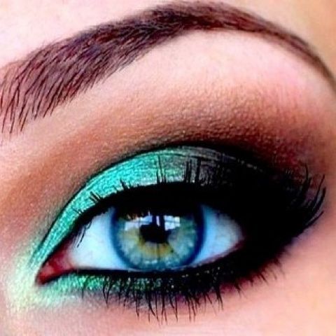 Turquoise & brown eye makeup, pretty!