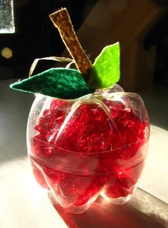 Apple decorations from recycled plastic bottles – A craft for kids that's ec