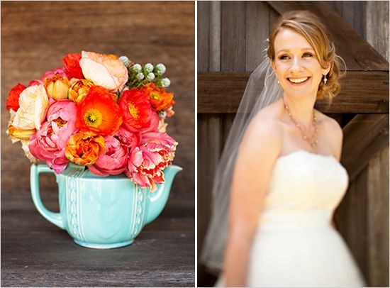 Blue teapot, red flowers – perfect