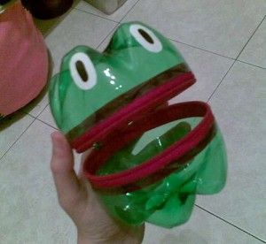 Cool little frog: easy art project made out of plastic bottle