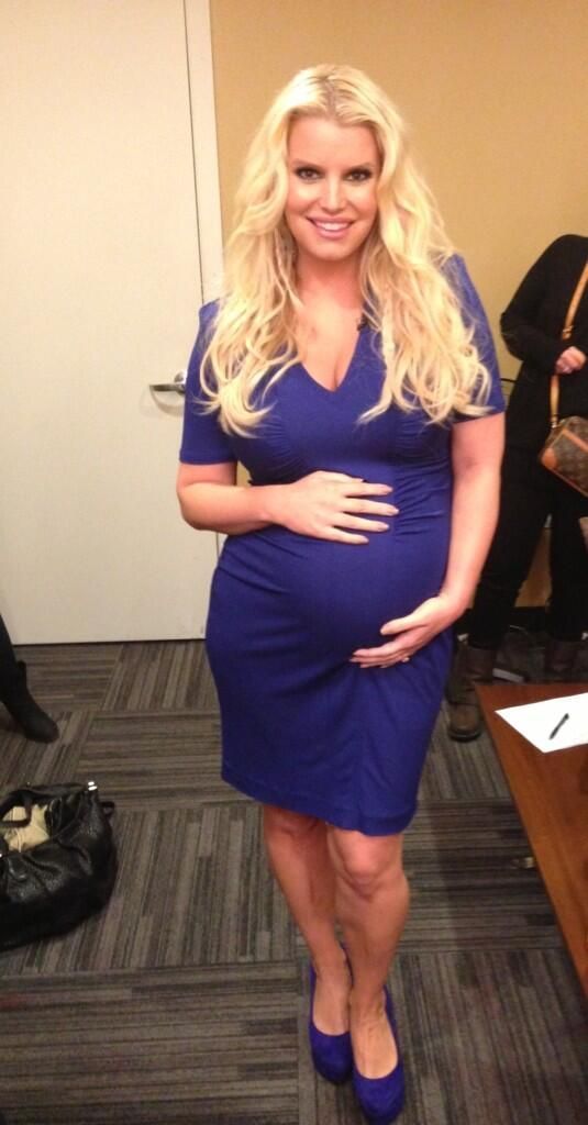 Expectant mama Jessica Simpson shares a pic of her growing baby bump!
