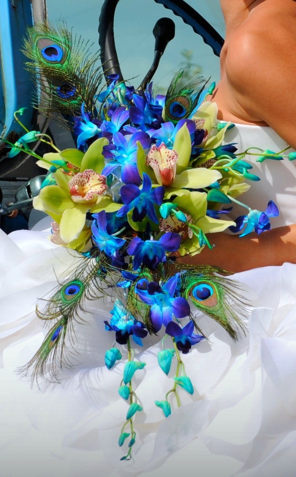 Great use of dyed  dendrobium orchids….. Pretty!